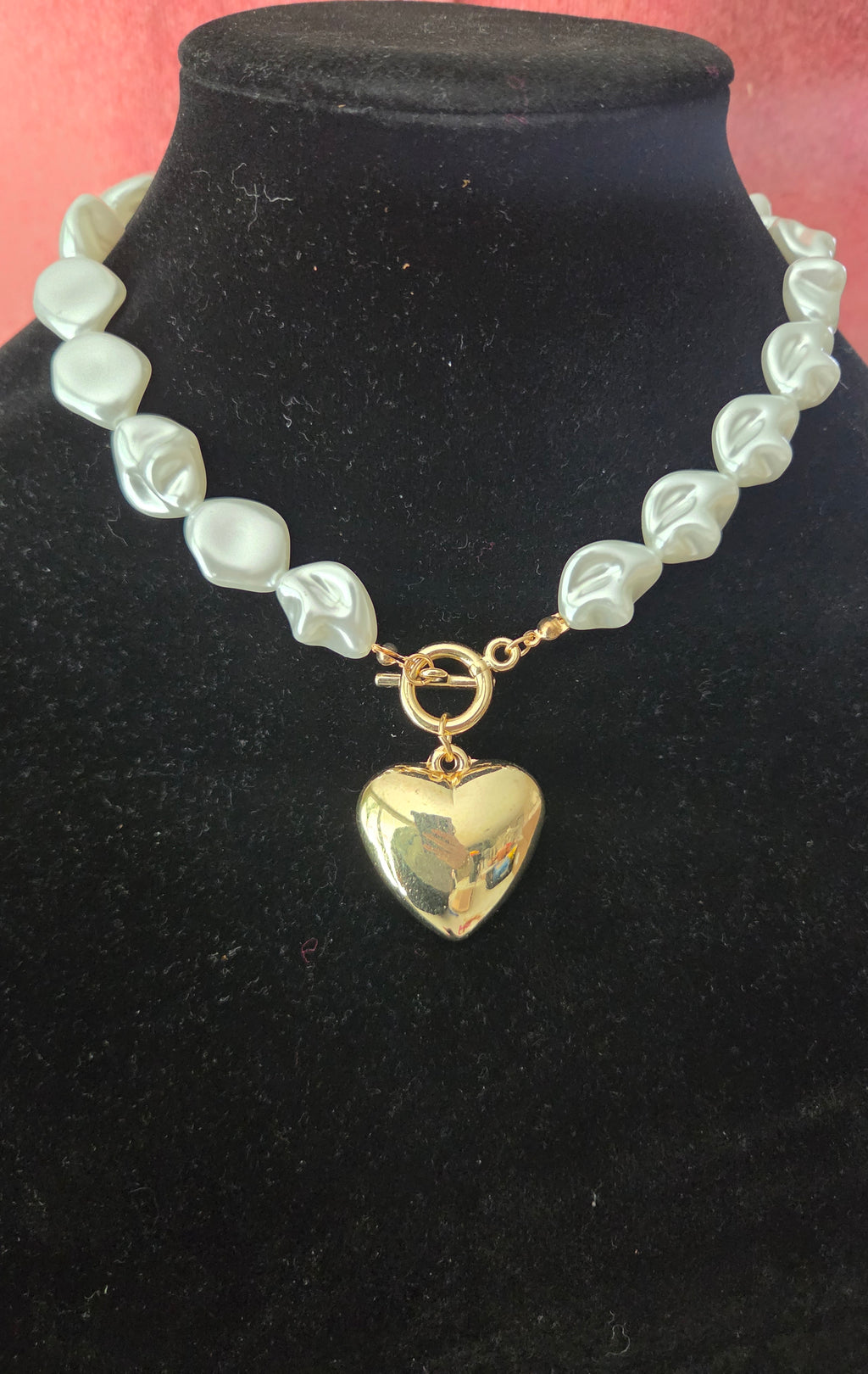 White Pearl & Gold Heart Necklace / Lizz Studio